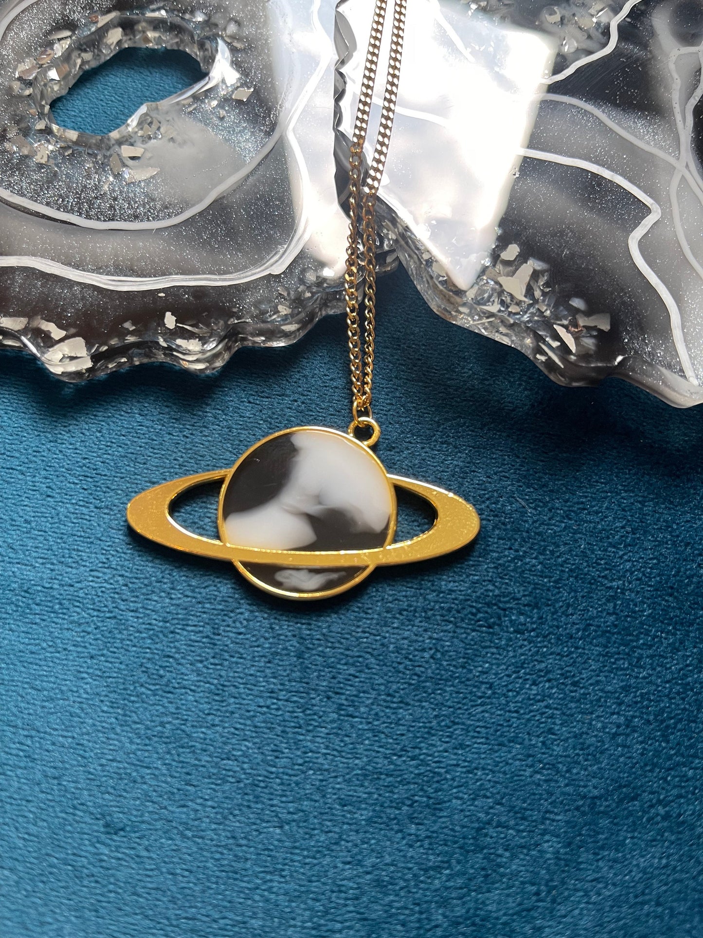 Holographic Monochromatic Planet Necklace