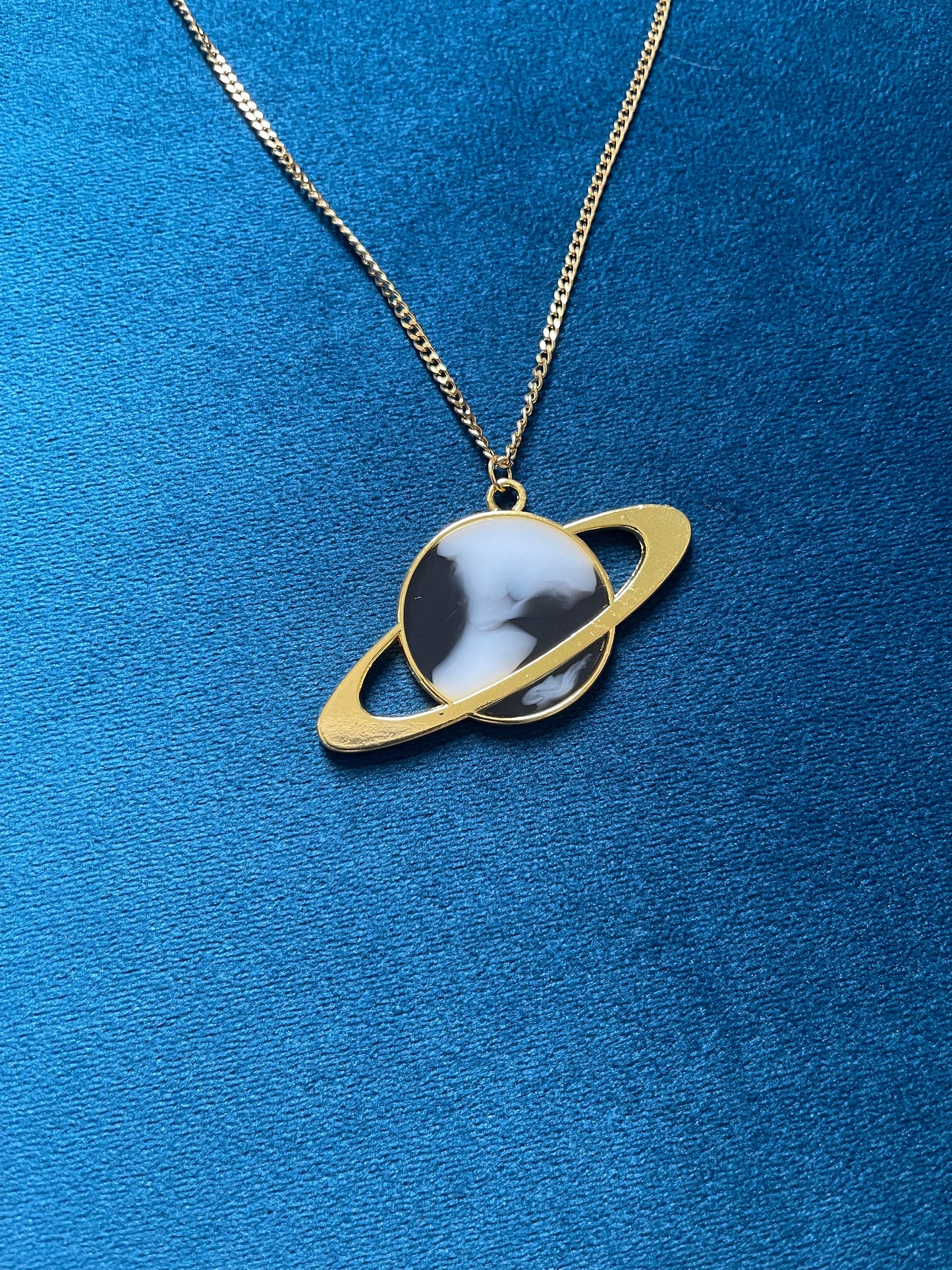 Holographic Monochromatic Planet Necklace